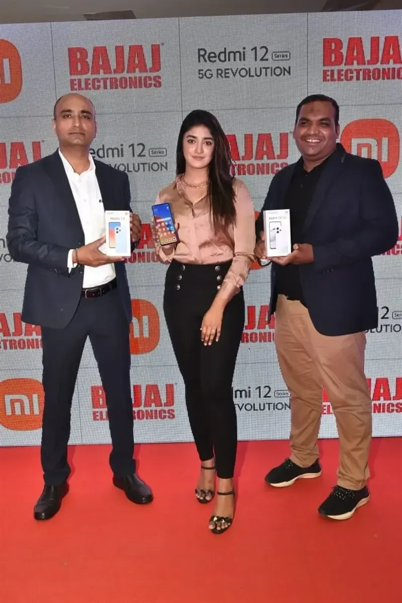 TELUGU ACTRESS DIMPLE HAYATHI LAUNCHED NEW REDMI 12 5G MOBILE 14